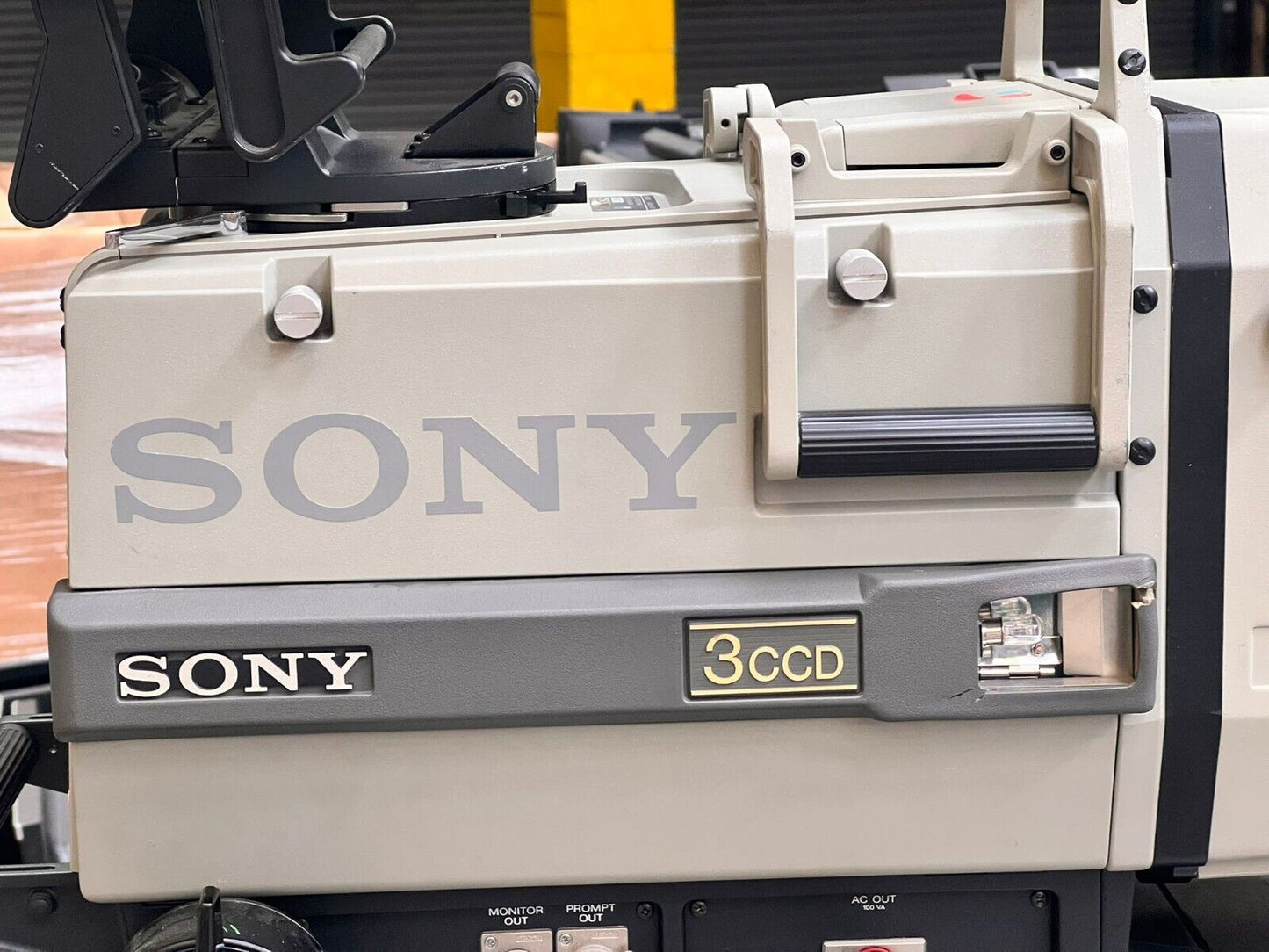 SONY BVP-375 BROADCASTING CAMERA 3CCD FUJINON-TV 1:1.5/8.5-145 WITH STAND